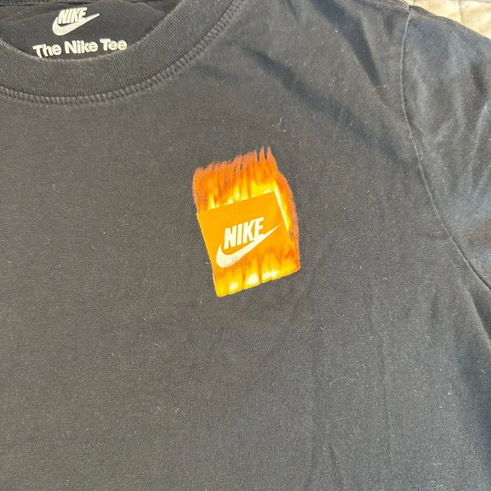 Nike Kids Heat On My‎ Feet Sneaker Flame Graphic T-Shirt Black Large L AF1 Tee